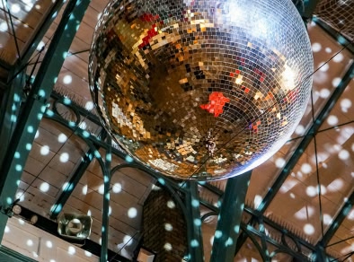 une boule disco suspendue au plafond