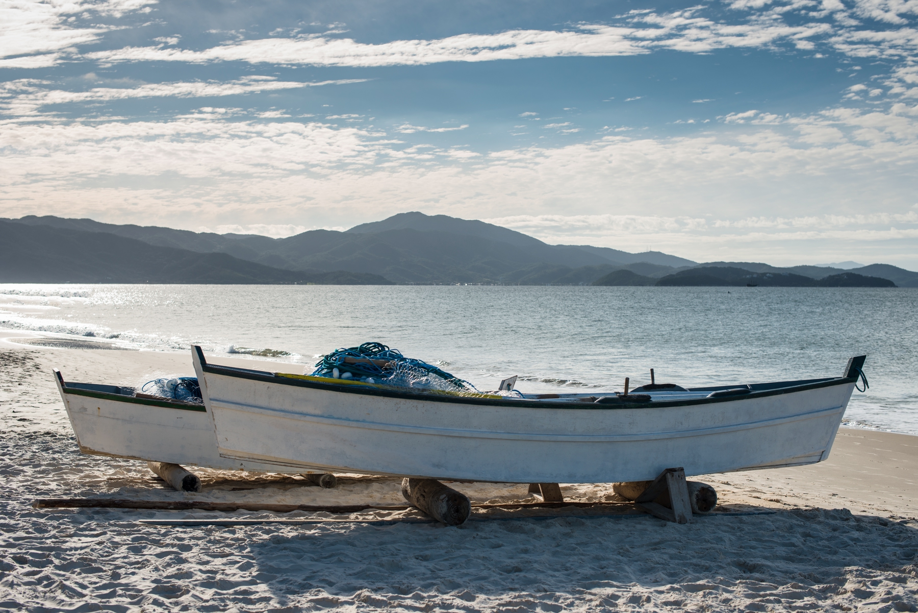 Barcos na beira da praia de Florianópolis