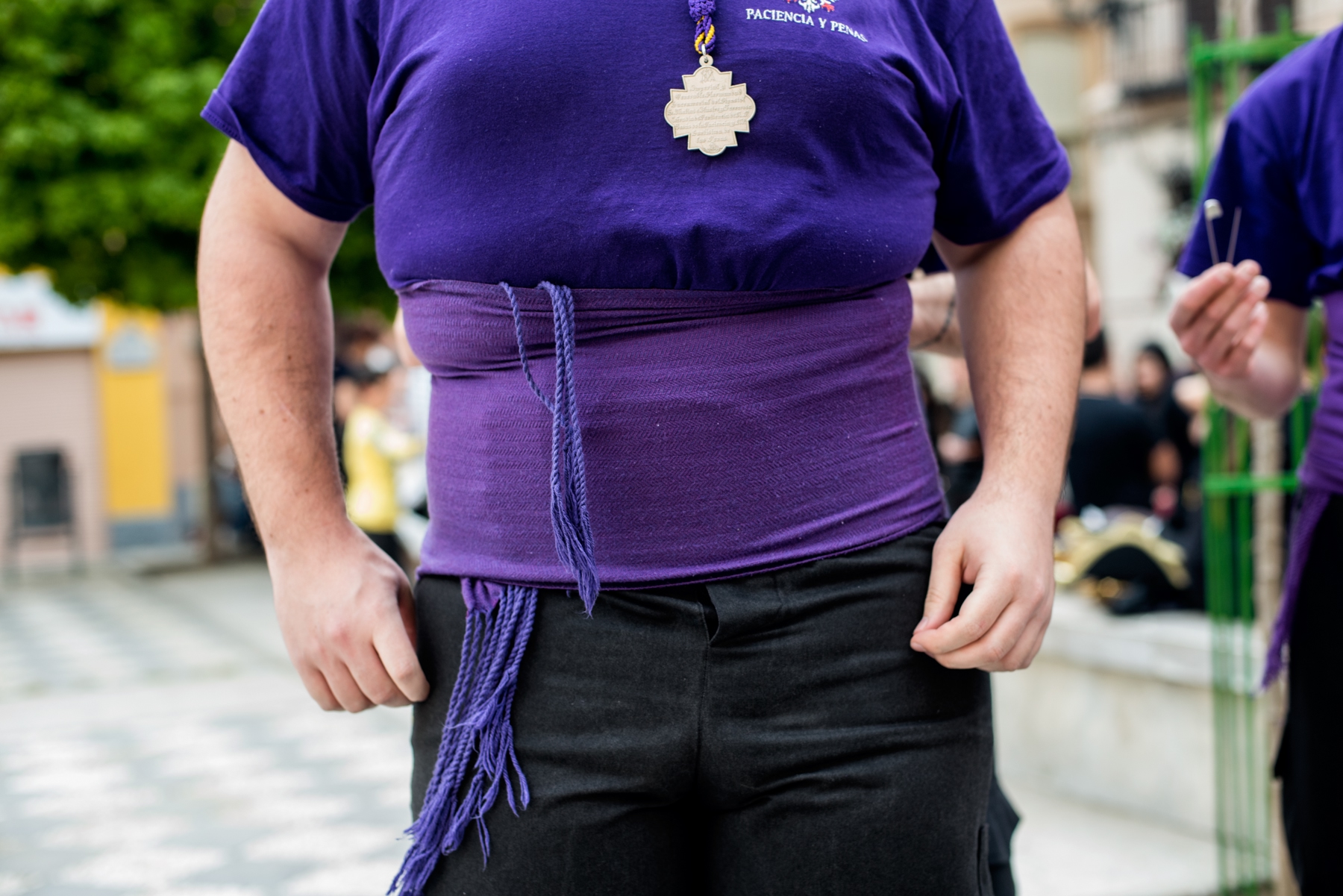 Un costalero se ajusta una faja de protección © Bisual Studio