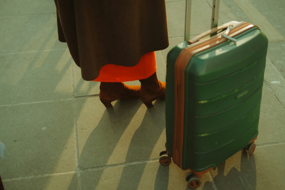 Wachtende reiziger met handbagage koffer 