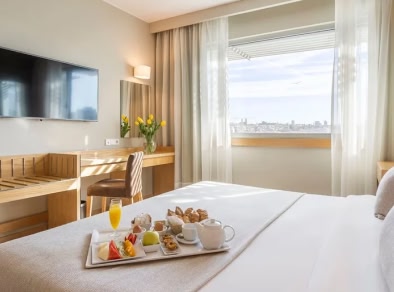 immagine della camera dell'hotel HF Ipanema Porto con colazione a letto