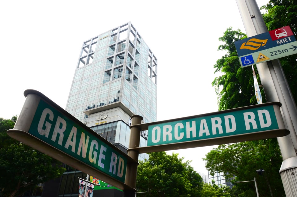 Πινακίδα δείχνει τον δρόμο προς τον Orchard Road - ο τοπ προορισμός για ψώνια στη Σιγκαπούρη