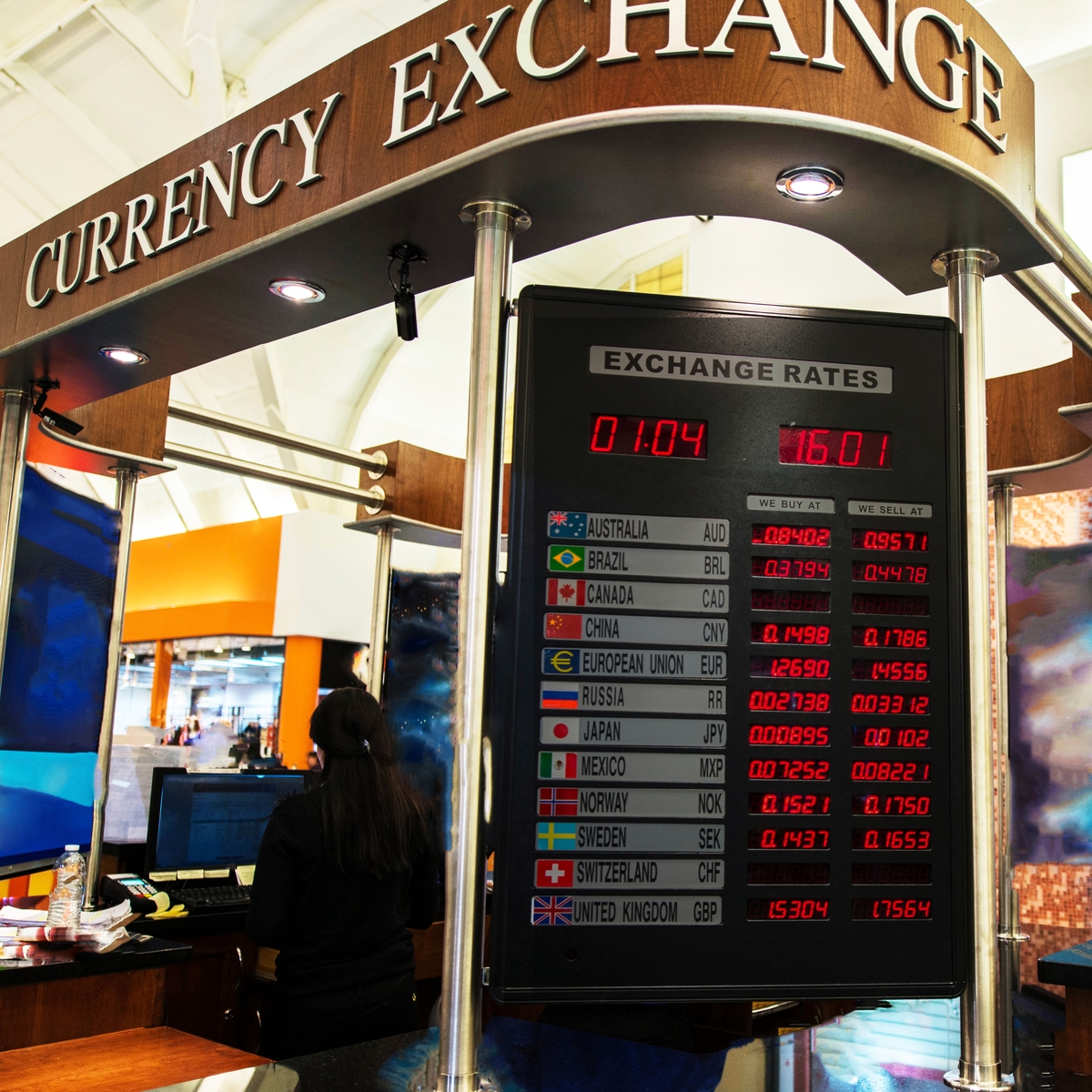 Currency exchange at the airport - expensive mistakes that will squeeze your holiday budget