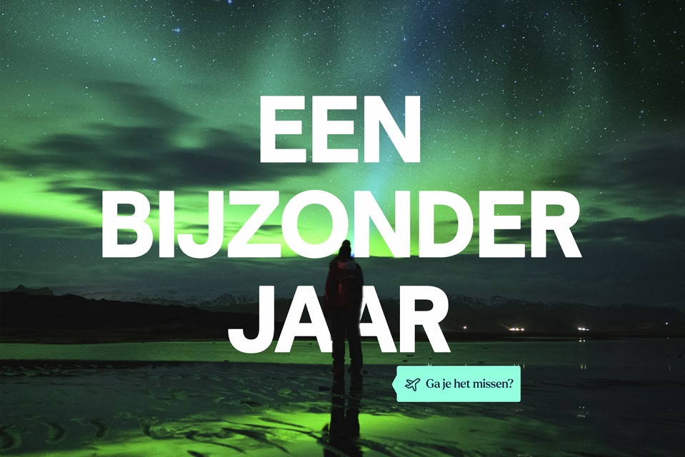 Persoon kijkt naar het noorderlicht onder een groene sterrenhemel. Grote tekst in beeld: “EEN BIJZONDER JAAR”. Rechtsonder een knop met vliegtuigicoon: “Ga je het missen?”