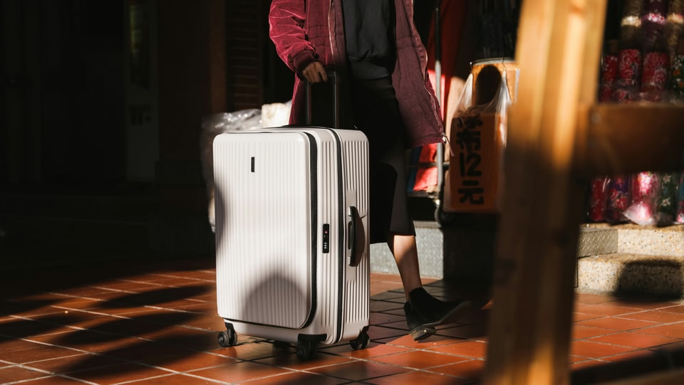 una persona con un bagaglio da stiva