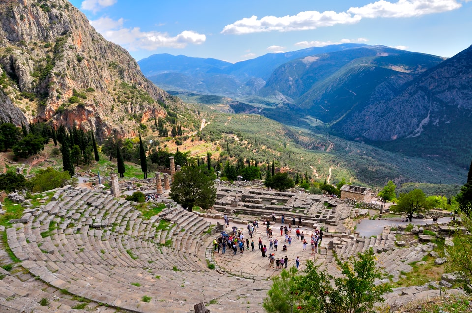 Η θέα στο δελφικό τοπίο από το Αρχαίο Θέατρο των Δελφών - 12 must στάσεις σε μια εκδρομή στον Παρνασσό