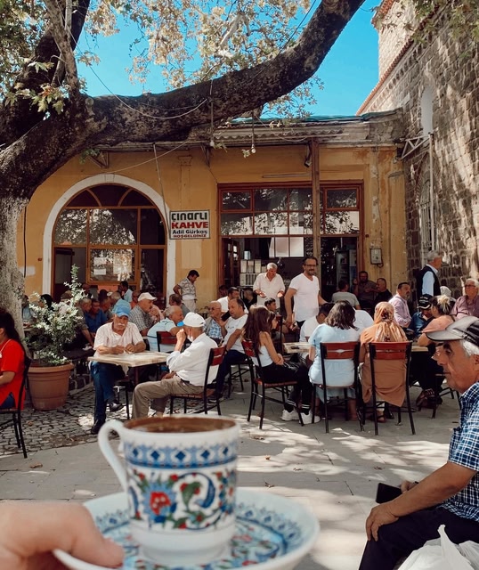 Unentdeckte Reiseziele Städtetrip: Gut besuchtes Café in Bergamo