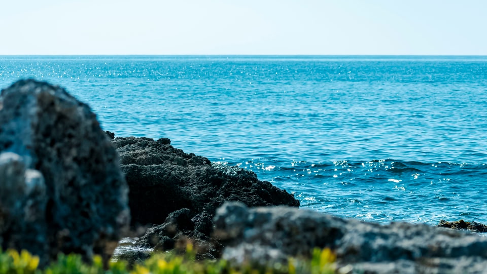 L'immagine mostra una costa rocciosa in Puglia, Italia.