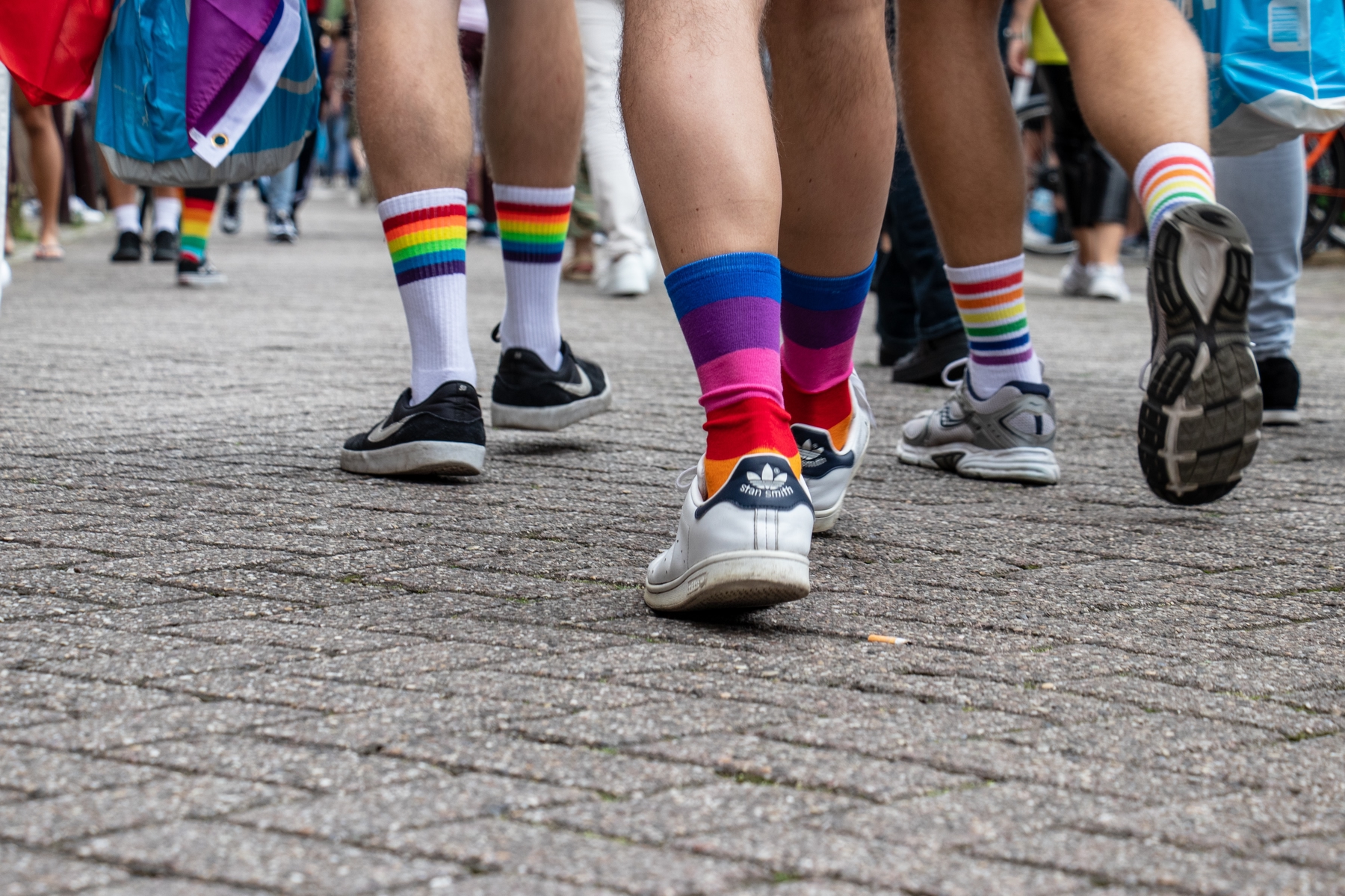 Pride vieren op kleurrijke sokken in Amsterdam
