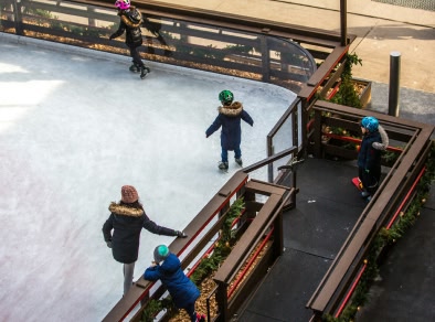 mensen schaatsen