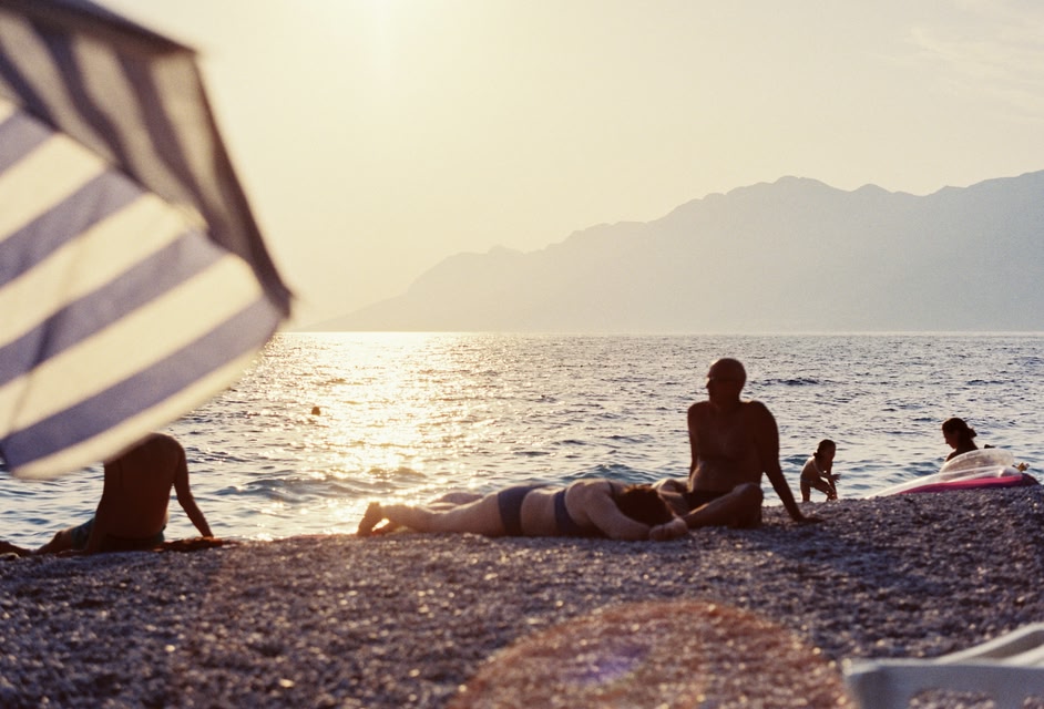 Relax sulla spiaggia di Podrače a Brela - spiagge più belle della Croazia 
