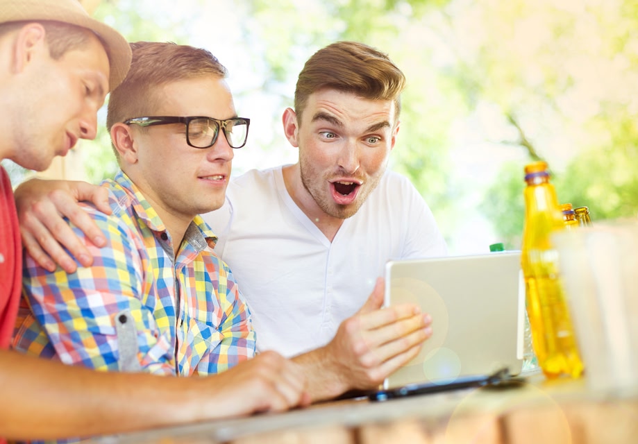 Τρεις άντρες μπροστά από μια οθόνη tablet