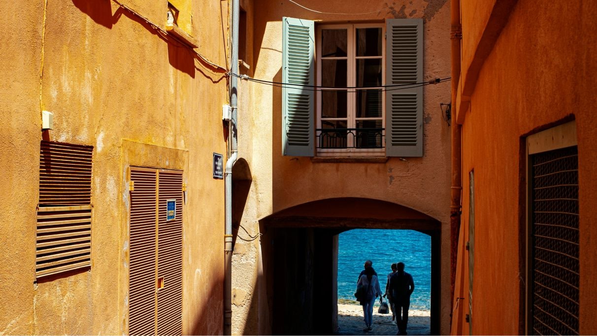 Callejón a la playa en Francia