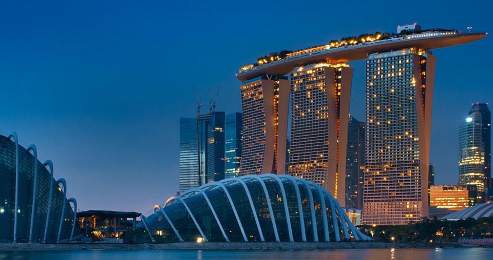 Una vista di Marina Bay a Singapore con l'alto edificio di Marina Bay Sands sullo sfondo.