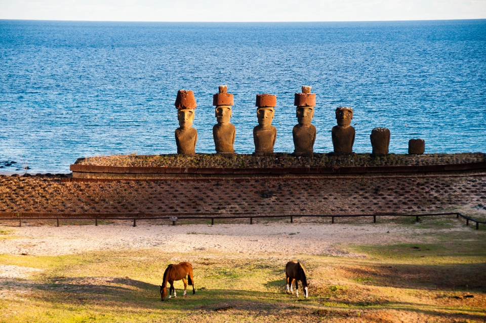 Maoi stenstatyer vid havet på påskön utanför chile