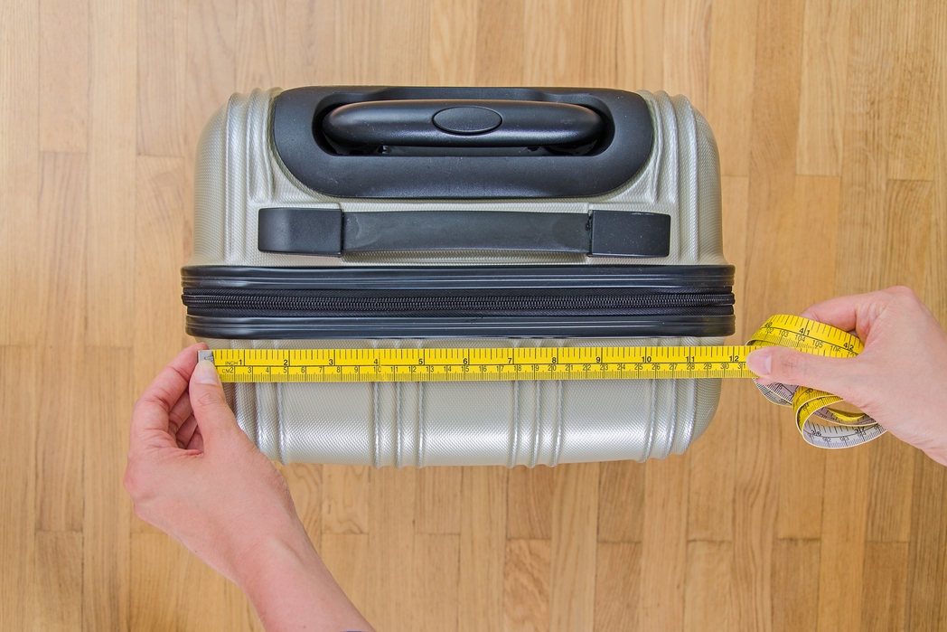 Traveller measuring hand luggage