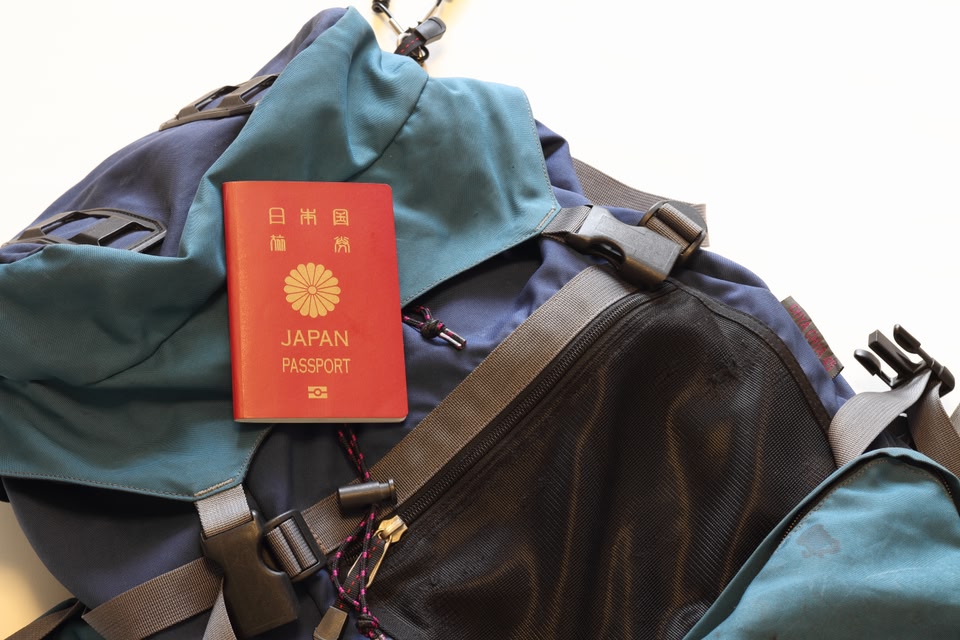 リュックの上に置かれたパスポート