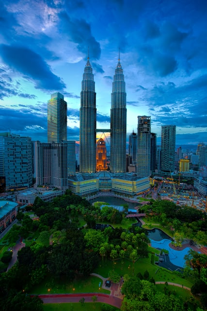 petronas-twin-towers-kualalumpur-malaysia-destination-for-a-workation-workcation