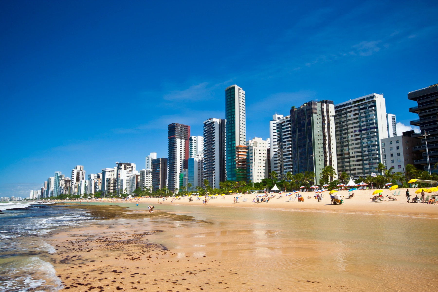 Orla da Praia de Boa Viagem, uma ótima pedida para férias em casa