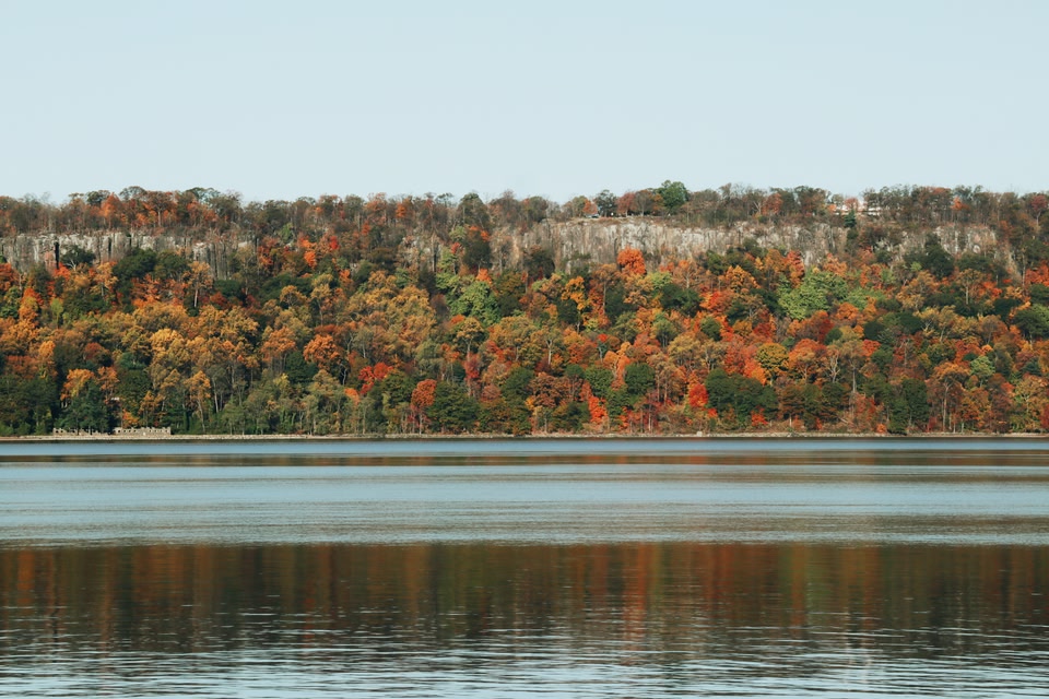 river and fall leaves in Hudson River Valley, where to go in October.