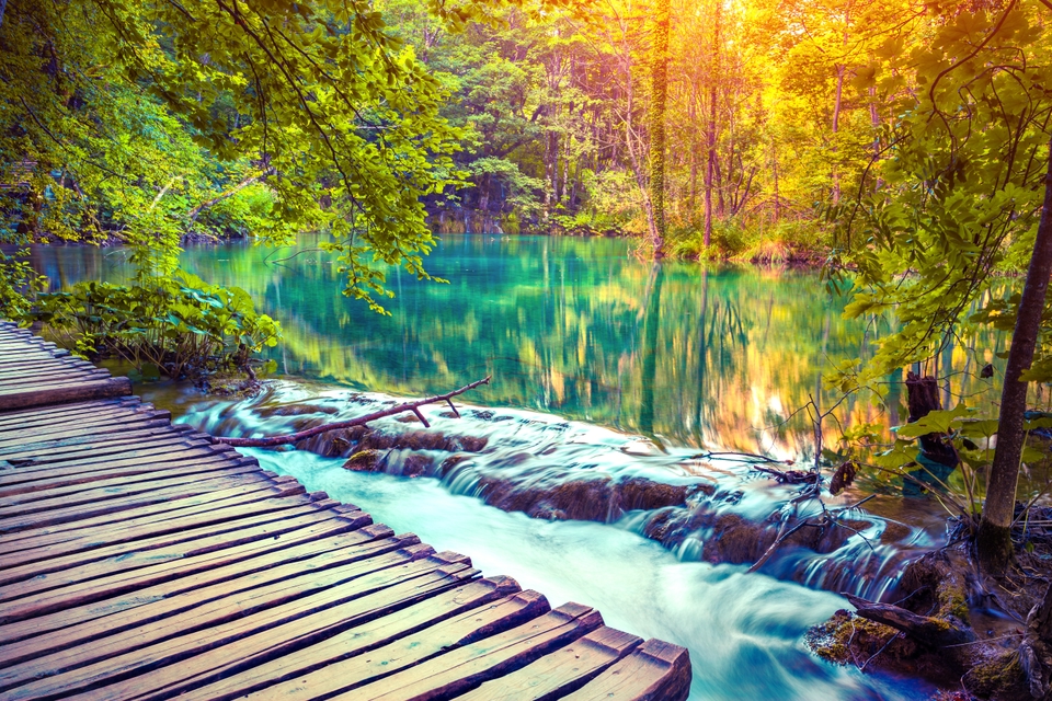 Γέφυρα μέσα σε λίμνη στο Εθνικό Πάρκο Κροατίας