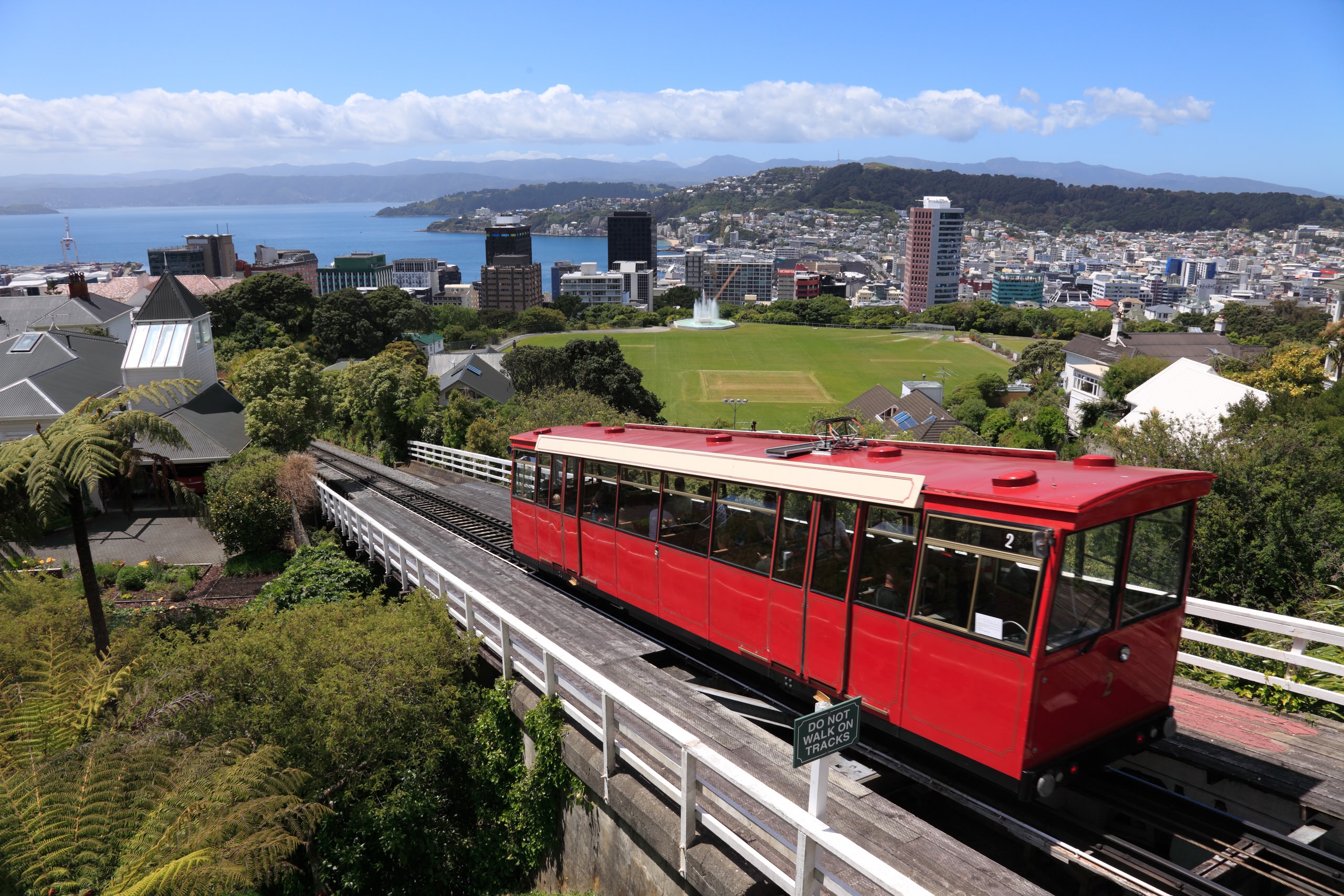 Un funicular bajando por la colina en Wellington.