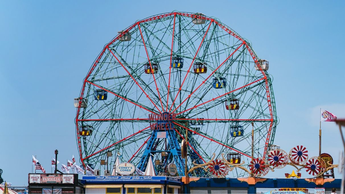 la grande roue rouge et verte pendant la journée.