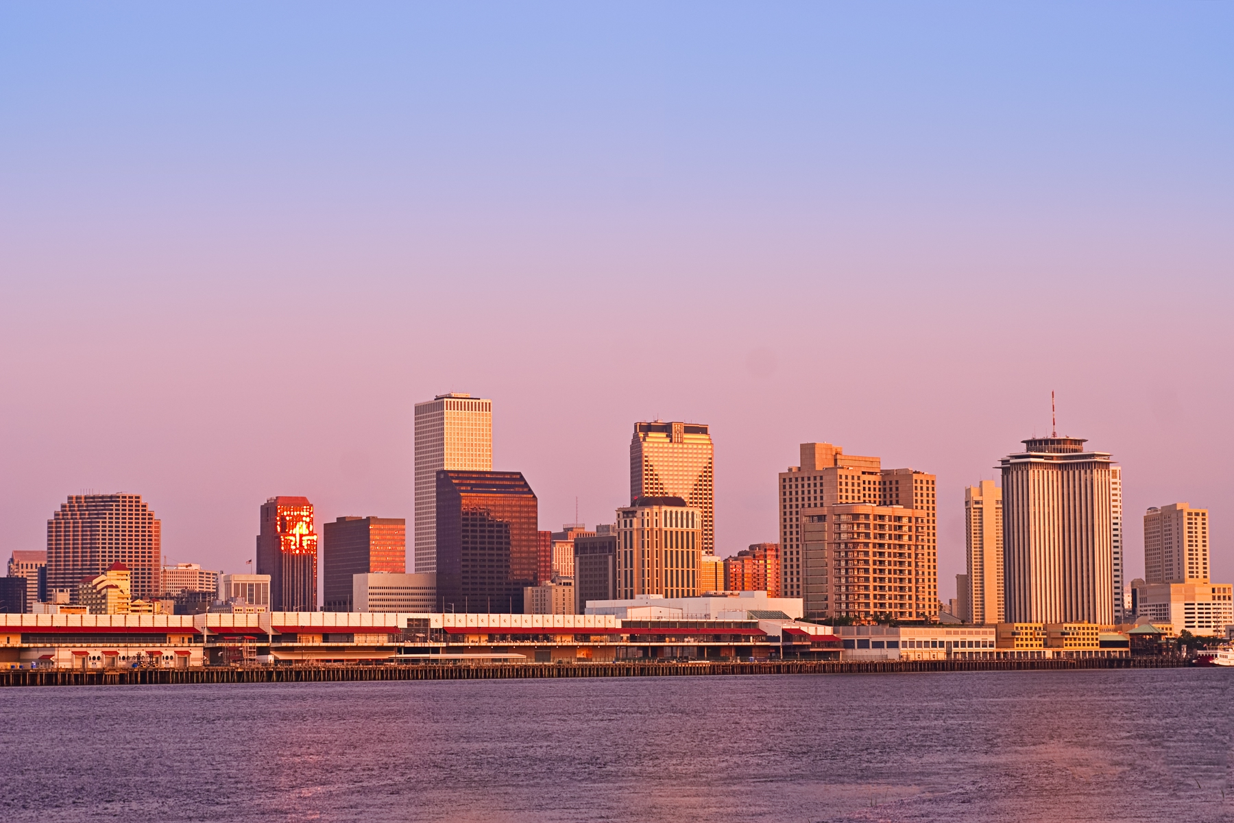 Skyline de Nova Orleands ao pôr do sol.