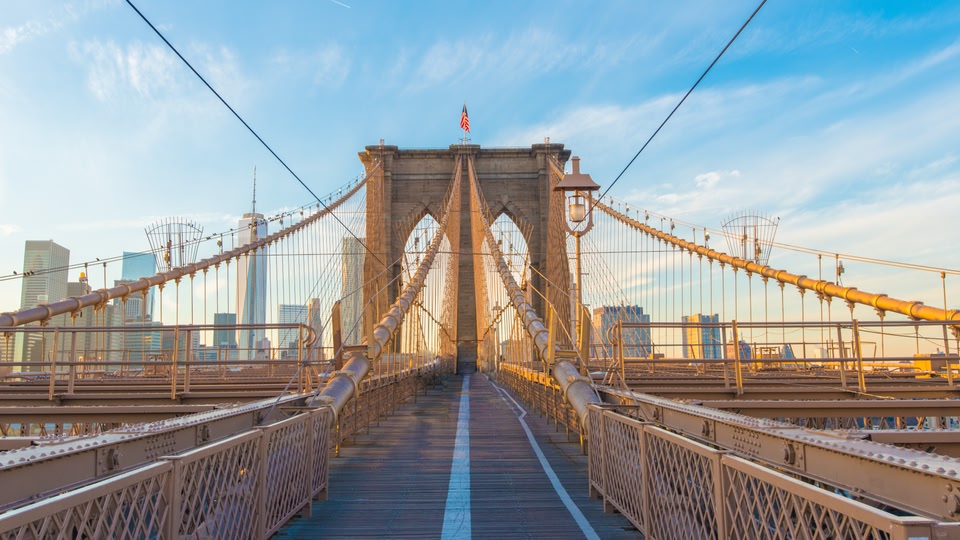 Viajar barato a Nueva York: puente de Brooklyn en la hora azul