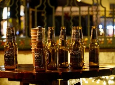 bottiglie di birra su un tavolo