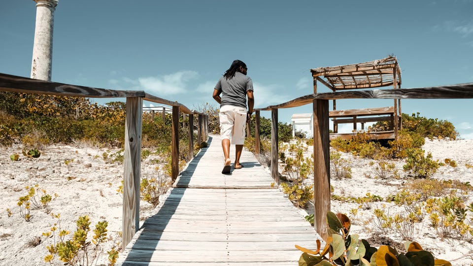 Immagine di un uomo alle Bahamas nel periodo migliore per visitare le isole