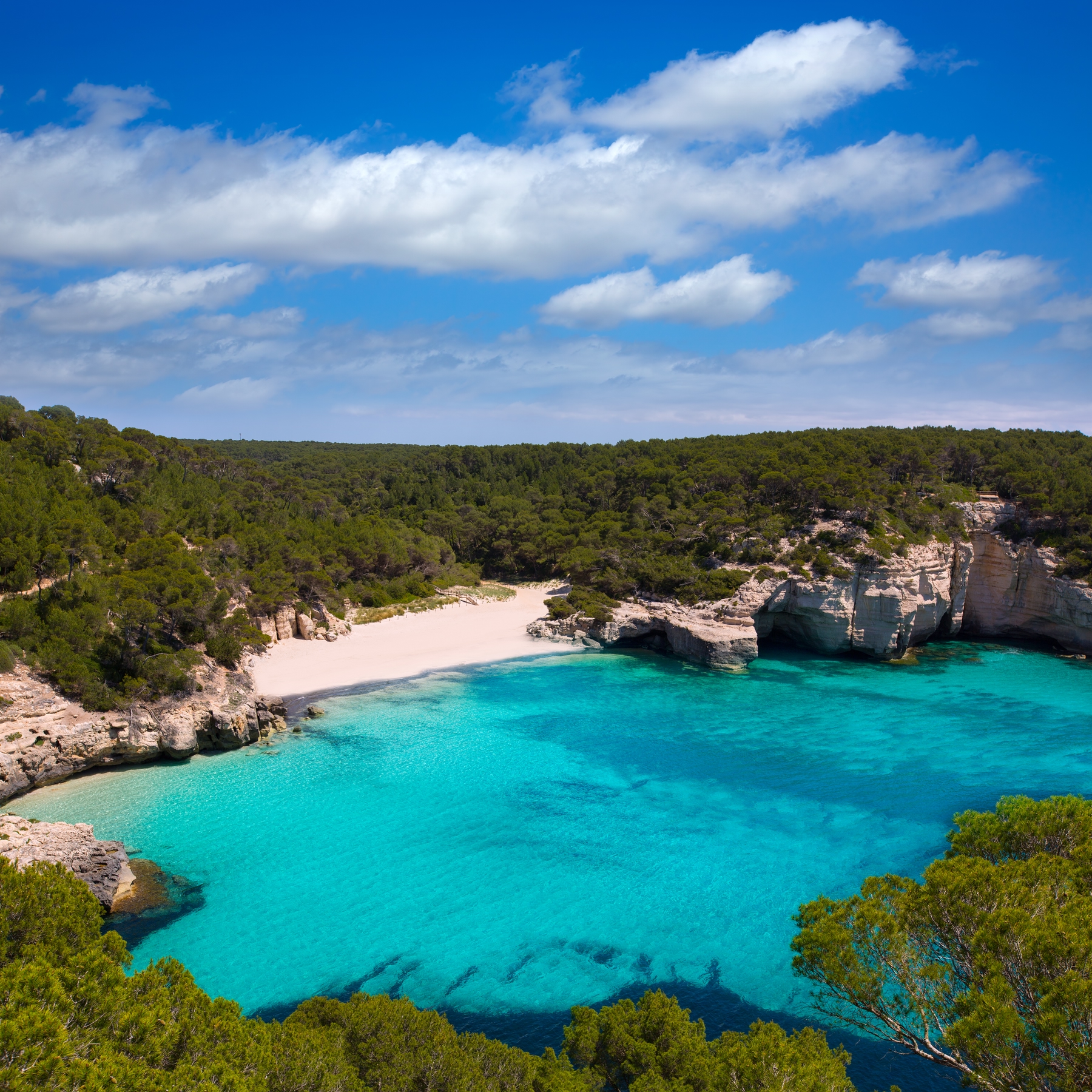 ¿Una de las playas de Menorca más impresionantes? Cala Morell, sin duda