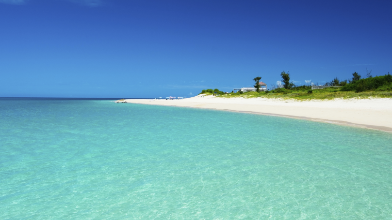 la Spiaggia di smeraldo in Giappone, durante una giornata di sole