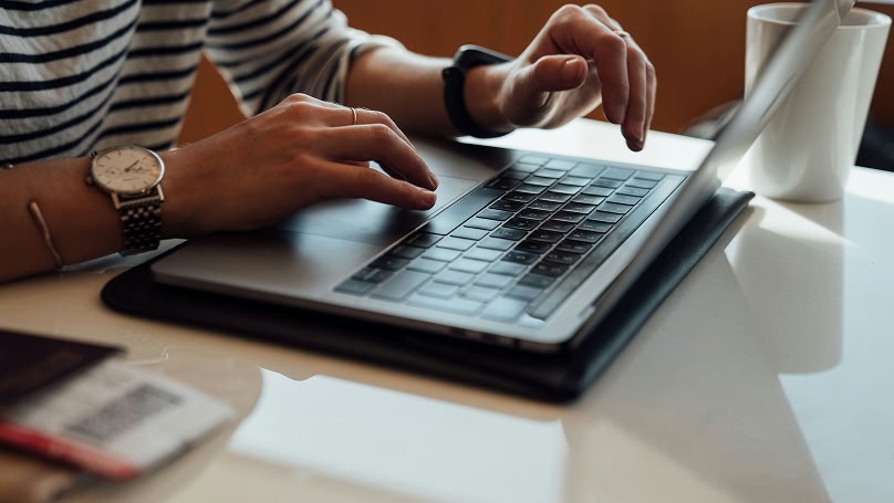 pessoa digitandoem um laptop - etias site oficial 