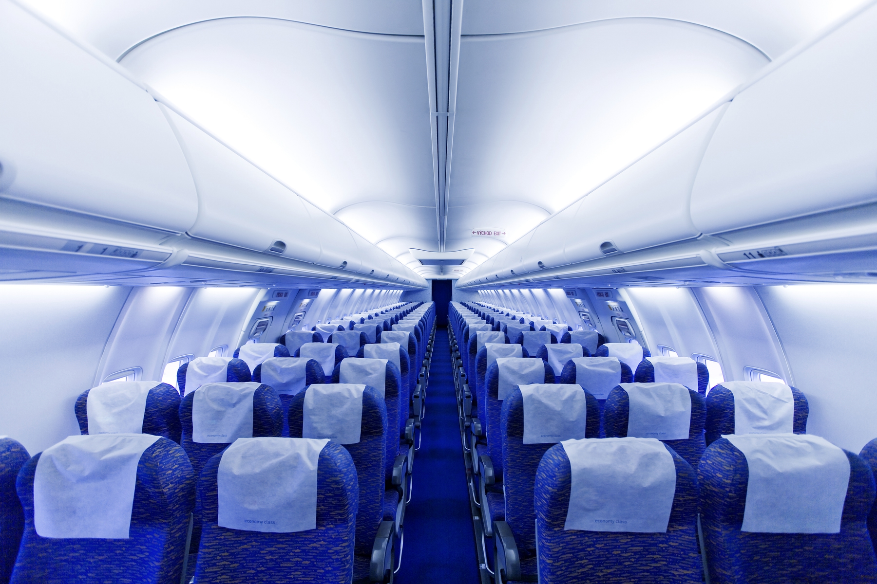 Cumplir con llevar mascarilla y lavarse las manos es necesario para viajar seguro en avión