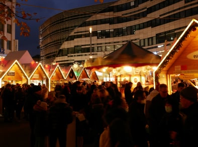 drukke kerstmarkten tijdens de avonduren