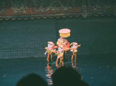 Imagen de un espectáculo de marionetas en el escenario.