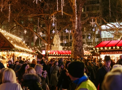 une foule sur les marchés de Noël dans l'obscurité et les lumières brillent
