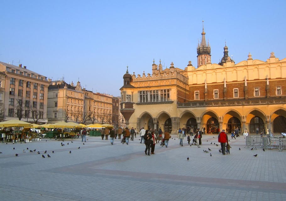 Στο μέσον της πλατείας Rynek Glόwny θα βρείτε το Sukiennice (Αγορά Υφαντουργίας).
