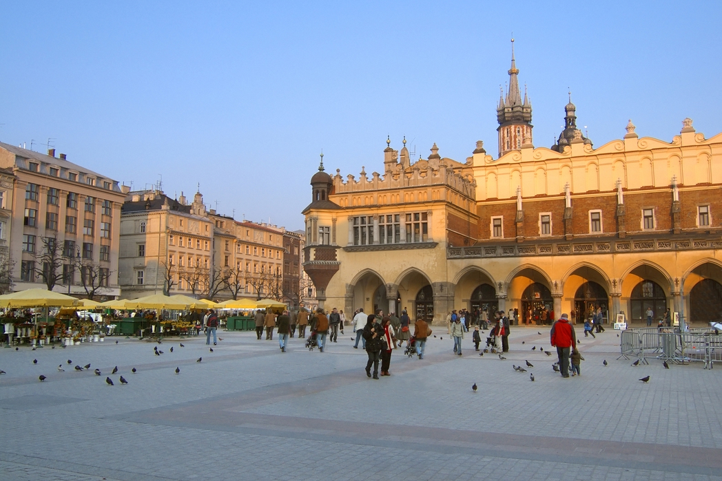 Στο μέσον της πλατείας Rynek Glόwny θα βρείτε το Sukiennice (Αγορά Υφαντουργίας).