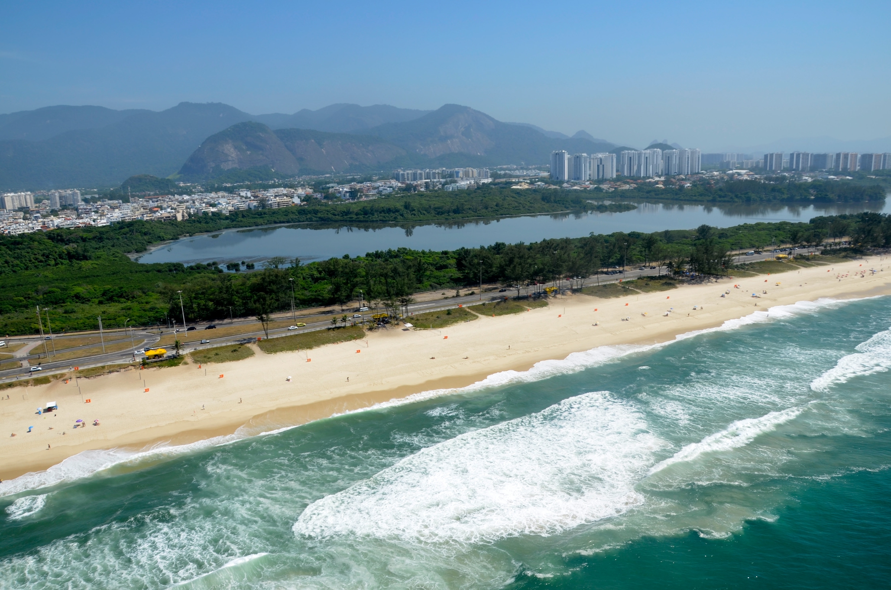 Vista aérea da Praia da Reserva, uma das praias com Bandeira Azul no Rio de Janeiro