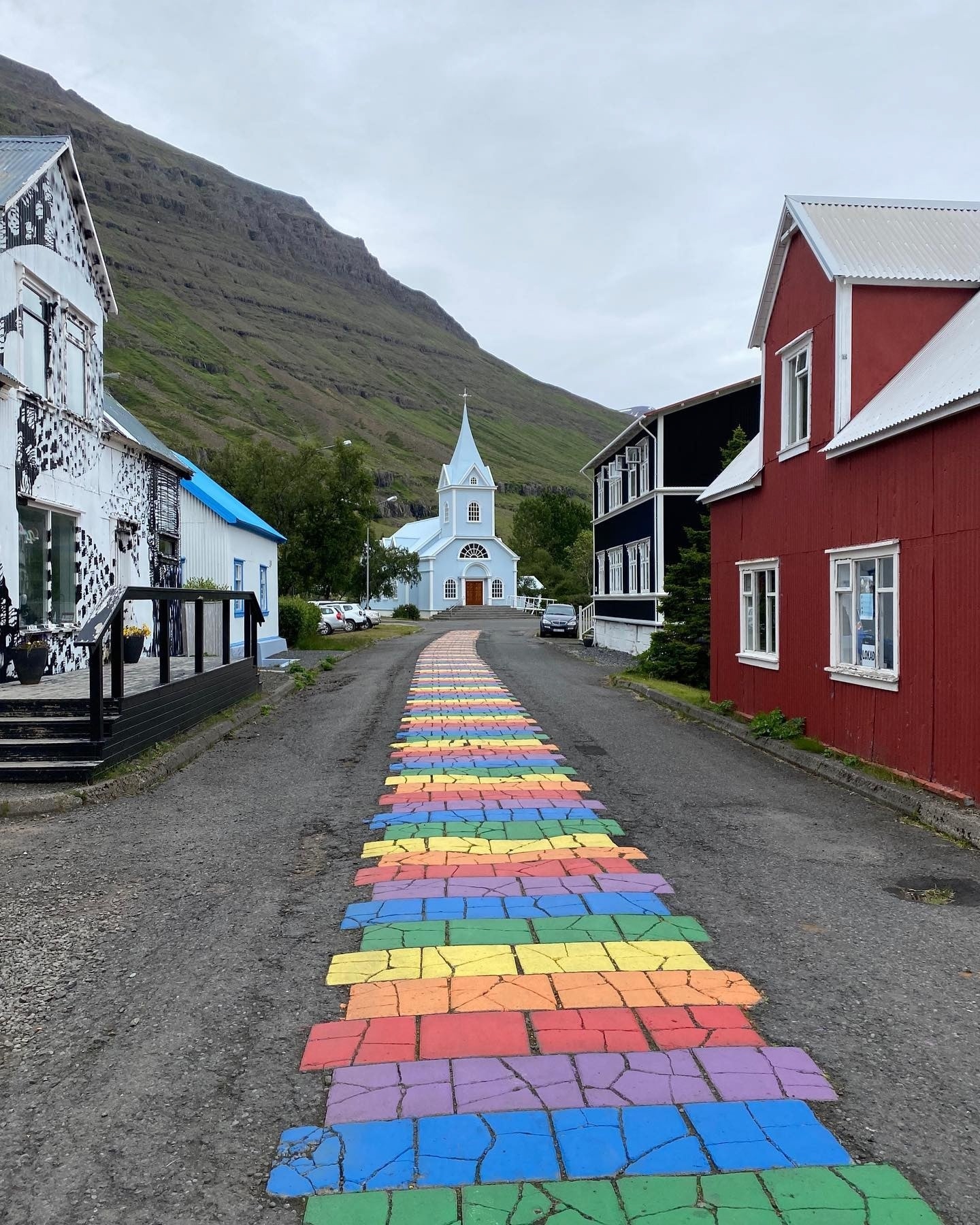 Regenbogenstraße in Seyðisfjörður