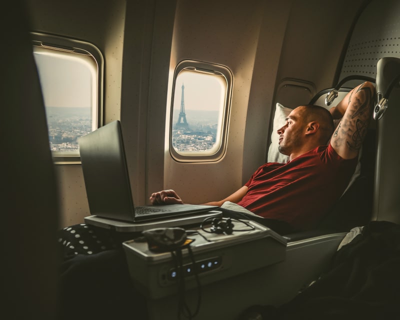 Mann im Flugzeug