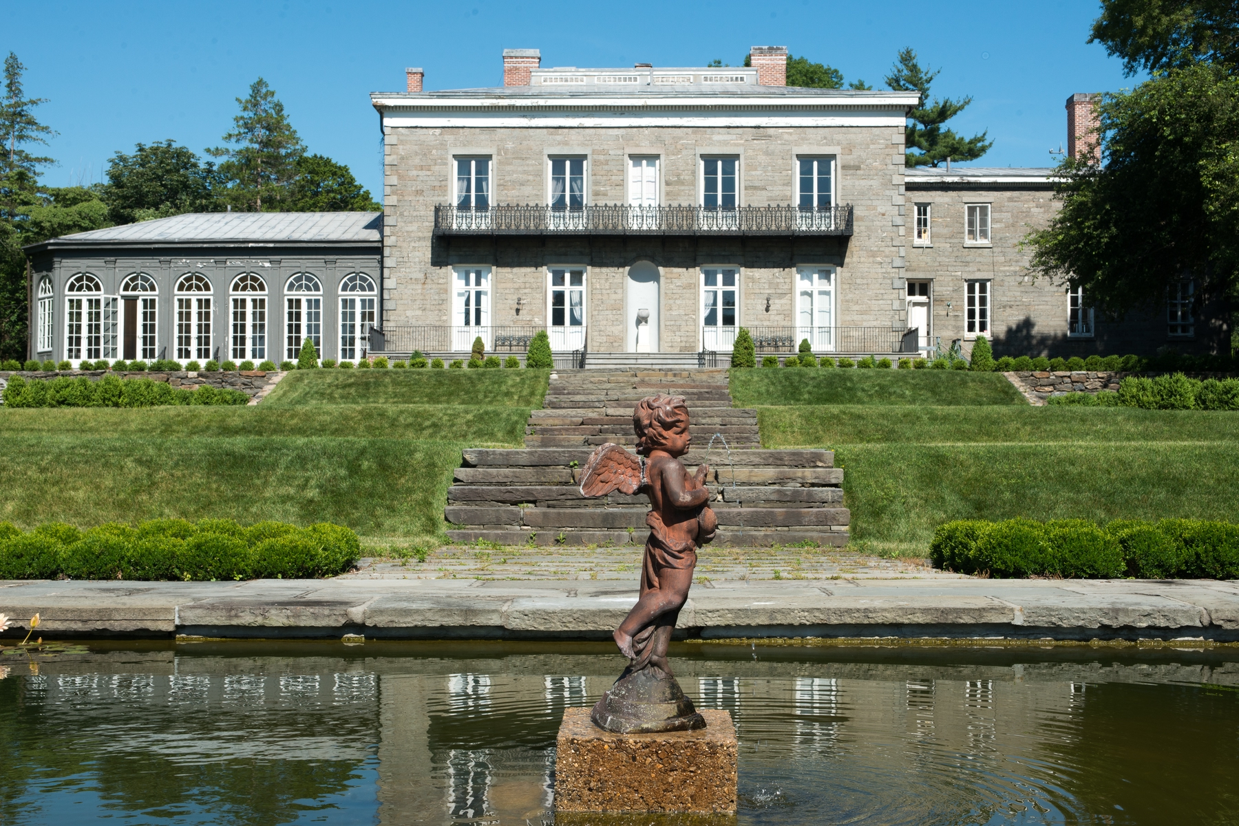 Image of statue and building in Pelham Bay Park in The Bronx - New York City borough
