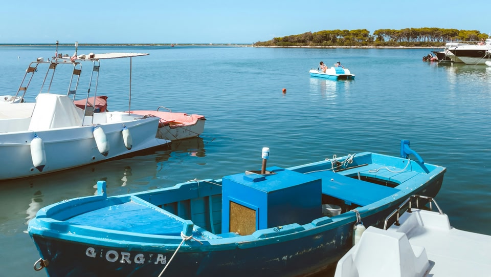 L'immagine mostra barche a Porto Cesareo, una città costiera nella regione Puglia, in Italia