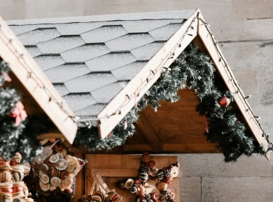 gros plan sur le toit d'un étal de marché de Noël décoré