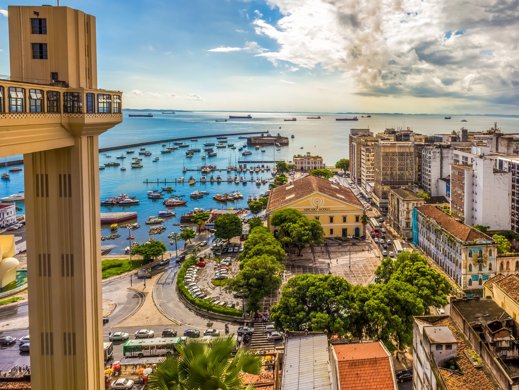 Foto do Elevador Lacerda com Mercado Modelo e Baía de Todos os Santos ao Fundo
