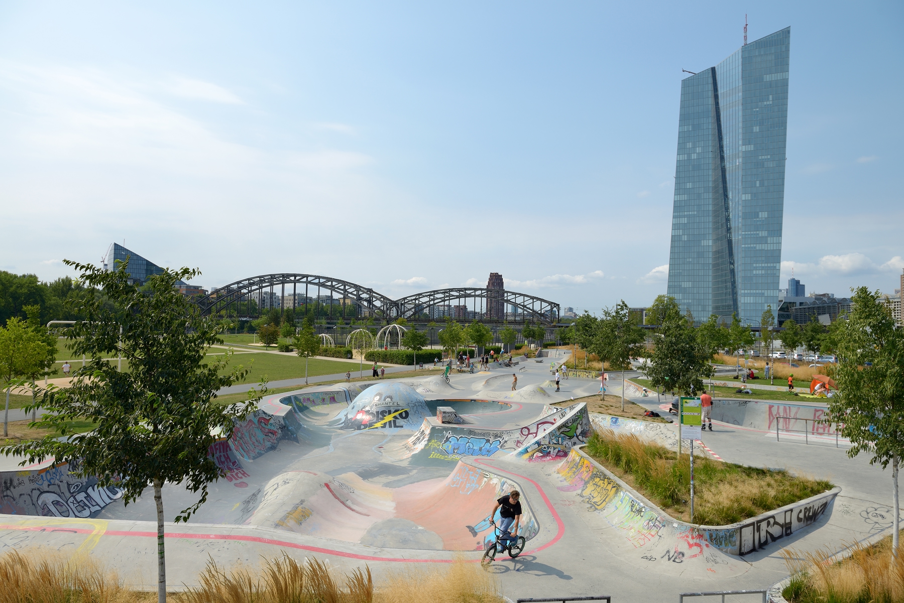Kostenlose Aktivitäten in Frankfurt: Skatepark im Hafenpark an der Europäischen Zentralbank