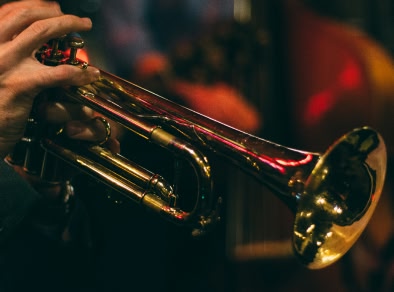 un'immagine ravvicinata di qualcuno che suona la tromba