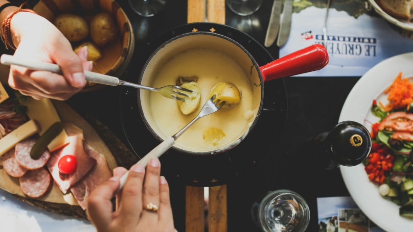 patate immerse in una salsa al formaggio